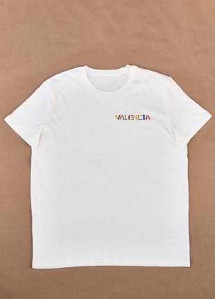 T-shirt Valencia Unisex Medium Fit geometry twirlThis T-shirt impresses with its unique "geometry twirl" design, where the inscription "VALENCIA" is made in the traditional colors of the Valencian flag: red, blue and yellow. Made of 100% organic cotton, i
