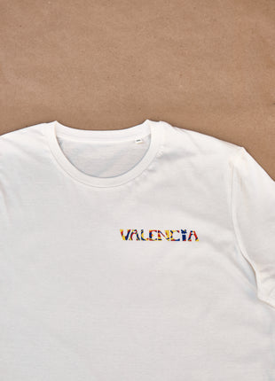 T-shirt Valencia Unisex Medium Fit geometry twirlThis T-shirt impresses with its unique "geometry twirl" design, where the inscription "VALENCIA" is made in the traditional colors of the Valencian flag: red, blue and yellow. Made of 100% organic cotton, i