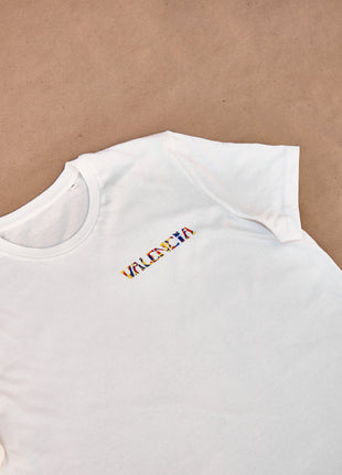 T-shirt Valencia Unisex Medium Fit geometry twirlThis T-shirt impresses with its unique "geometry twirl" design, where the inscription "VALENCIA" is made in the traditional colors of the Valencian flag: red, blue and yellow. Made of 100% organic cotton, i