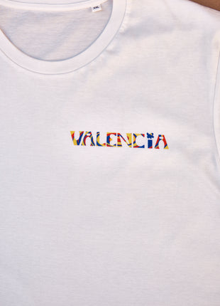 T-shirt Valencia Unisex Medium Fit geometry twirlThis T-shirt impresses with its unique "geometry twirl" design, where the inscription "VALENCIA" is made in the traditional colors of the Valencian flag: red, blue and yellow. Made of 100% organic cotton, i