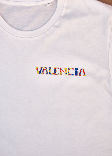 T-shirt Valencia Unisex Medium Fit geometry twirlThis T-shirt impresses with its unique "geometry twirl" design, where the inscription "VALENCIA" is made in the traditional colors of the Valencian flag: red, blue and yellow. Made of 100% organic cotton, i