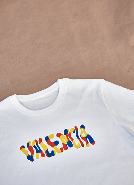 T-shirt Valencia Unisex Medium Fit blubby printThis T-shirt impresses with its unique "blubby print" design featuring VALENCIA in the traditional colors of the Valencian flag: red, blue and yellow. Made from 100% organic cotton, it is not only comfortable