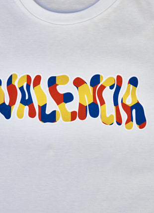 T-shirt Valencia Unisex Medium Fit blubby printThis T-shirt impresses with its unique "blubby print" design featuring VALENCIA in the traditional colors of the Valencian flag: red, blue and yellow. Made from 100% organic cotton, it is not only comfortable