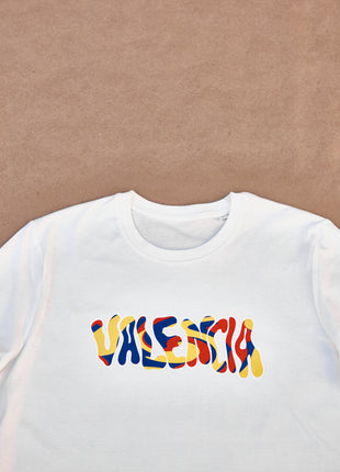 T-shirt Valencia Unisex Medium FitThis T-shirt impresses with its unique "blubby twirl" design featuring VALENCIA in the traditional colors of the Valencian flag: red, blue and yellow. Made from 100% organic cotton, it is not only comfortable but also ref